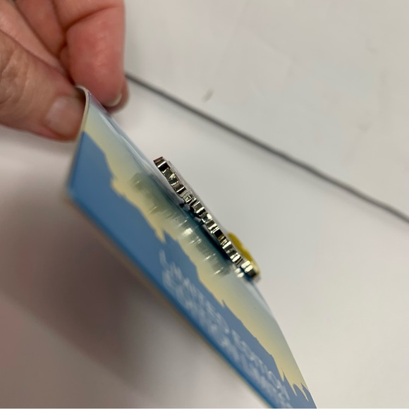 NWT.  Daisy Duck Pin  – Limited Edition.  Daisy poses while on a hot air balloon - Picture 5 of 6